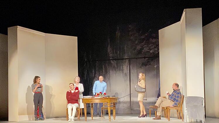 Eine Familie aus Australien mit all ihren Lebenslügen, Schwächen und sympathischen Versuchen, das Leben zu meistern gab es  beim Gastspiel des Ernst-Deutsch-Theaters Hamburg mit dem Stück "Dinge, die ich sicher weiß" des australischen Autors Andrew Bovell zu sehen.