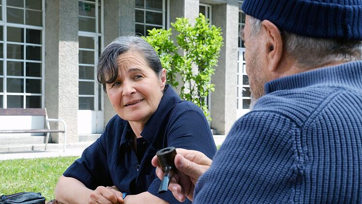 Die pensionierte Kommissarin Grete (Maria Hofst&auml;tter) langweilt sich im Ruhestand und besucht daher gerne ihren Freund "K&auml;pt'n" (G&uuml;nter Tolar) im Altersheim.