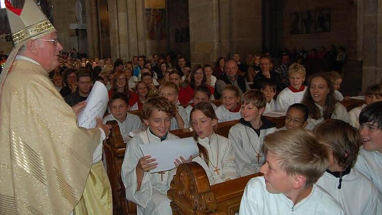 Weihbischof Werner Radspieler beim Gottesdienst mit den Ministranten. Foto: bbk