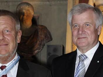 Ministerpräsident Horst Seehofer zeichnete am Mittwoch Coburgs Oberbürgermeister Norbert Kastner (links) umit dem Bayerischen Verdienstorden aus. Auf der Liste mit 74 Geehrten standen auch Gisela Schneeberger, Max Greger und Hugo Strasser. Fotos: Bayerische Staatskanzlei