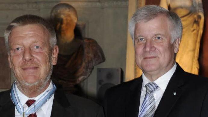 Ministerpräsident Horst Seehofer zeichnete am Mittwoch Coburgs Oberbürgermeister Norbert Kastner (links) umit dem Bayerischen Verdienstorden aus. Auf der Liste mit 74 Geehrten standen auch Gisela Schneeberger, Max Greger und Hugo Strasser. Fotos: Bayerische Staatskanzlei