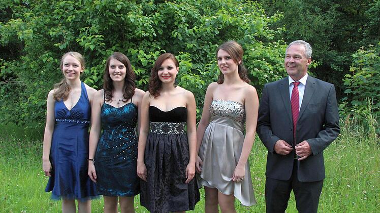 Die Preisträgerinnen der Klitsch-Stiftung: (von links) Maria Klose, Yvonne Kaiser, Christina Herbst und Julia Carl m mit Bürgermeister Frank Rebhan.