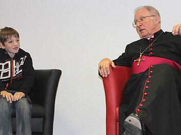 Elmar Geuß aus Ebern wollte von Ulrich Boom wissen, warum Pfarrer in der katholischen Kirche nicht heiraten dürfen. Mit der Antwort des Weihbischofs war der zehnjährige Ministrant nicht ganz zufrieden. Der Bub sagte mutig seine Meinung bei der Gesprächsrunde am Sonntag in Haßfurt. Fotos: Ralf Naumann