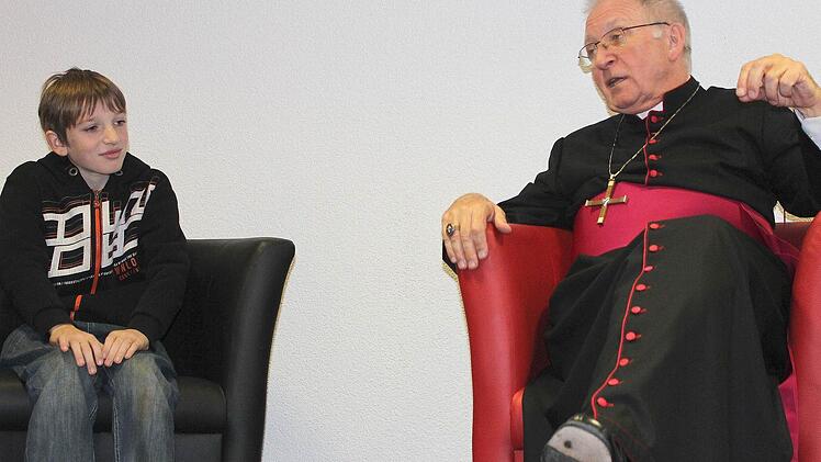 Elmar Geuß aus Ebern wollte von Ulrich Boom wissen, warum Pfarrer in der katholischen Kirche nicht heiraten dürfen. Mit der Antwort des Weihbischofs war der zehnjährige Ministrant nicht ganz zufrieden. Der Bub sagte mutig seine Meinung bei der Gesprächsrunde am Sonntag in Haßfurt. Fotos: Ralf Naumann