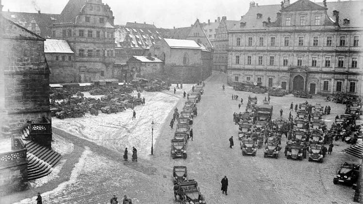 Der Domplatz in der NS-Zeit voller Militärfahrzeuge. Foto: Stadtarchiv