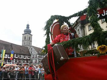 Wer auf einem Festwagen mitfährt, für den "muss eine Sitzfläche vorhanden sein". Diese Regelung erfüllte schon dieser Horn blasende Club-Fan beim Annafestzug 2005. Foto: Archiv/Barbara Herbst