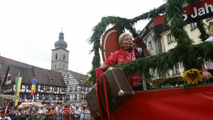 Wer auf einem Festwagen mitfährt, für den "muss eine Sitzfläche vorhanden sein". Diese Regelung erfüllte schon dieser Horn blasende Club-Fan beim Annafestzug 2005. Foto: Archiv/Barbara Herbst