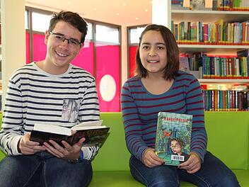 Christopher Angles und Salome Tautorat lesen für ihr Leben gern. Am Tag der Bibliotheken präsentieren sie in der Kreisbibliothek vor Publikum ihr Lieblingsbuch.  Foto: Mariell Dörrschmidt