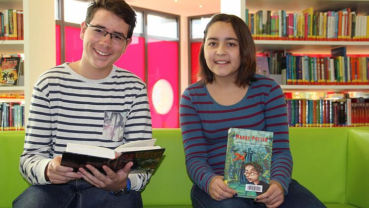 Christopher Angles und Salome Tautorat lesen für ihr Leben gern. Am Tag der Bibliotheken präsentieren sie in der Kreisbibliothek vor Publikum ihr Lieblingsbuch.  Foto: Mariell Dörrschmidt