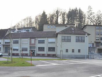 Die Industriegebäude am Ortsrand von Mönchröden werden voraussichtlich noch in diesem Jahr zu Wohnungen umgebaut. Foto: Rainer Lutz