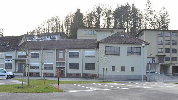Die Industriegebäude am Ortsrand von Mönchröden werden voraussichtlich noch in diesem Jahr zu Wohnungen umgebaut. Foto: Rainer Lutz