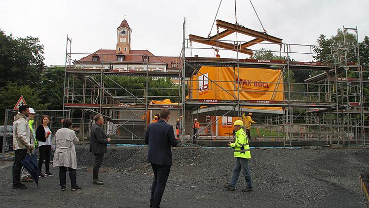Per Kran werden die künftigen Kindergartenräume Stück für Stück auf die betonierte Bodenplatte gesetzt. Foto: Dagmar Besand