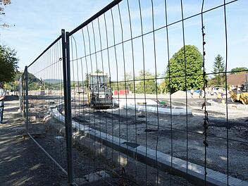 Der künftige Straßenverlauf am Knotenpunkt Turnhouter Straße/ Weihertorstraße zeichnet sich bereits ab. Foto: Arkadius Guzy