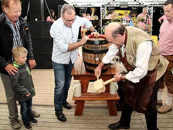 Bürgermeister Bernhard Seeberger zeigte beim Anstich Routine. Foto: Richard Sänger