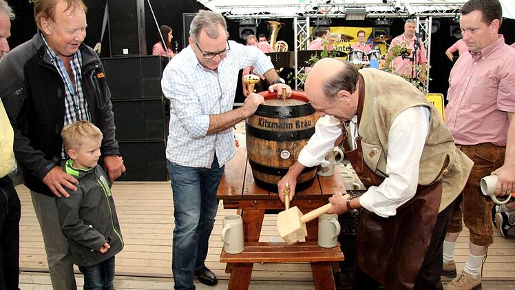 Bürgermeister Bernhard Seeberger zeigte beim Anstich Routine. Foto: Richard Sänger
