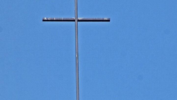 Auf dem Turm der evangelischen Kirche in Herzogenaurach ist ein Storchenpaar. Doch mit dem Nachwuchs scheint es an dieser Stelle nicht zu klappen. Foto: Heinz Czellnik