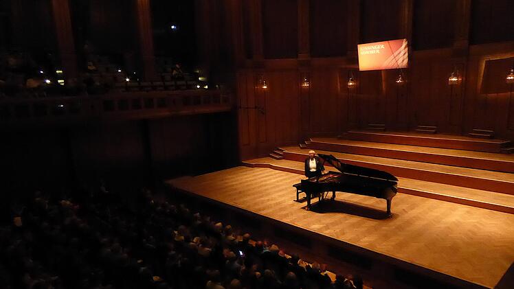 Distanzierende Inszenierung in der Dunkelkammer des Max-Littmann-Saals: Grigory Sokolov beim Kissinger Sommer. Foto: Gerhild Ahnert