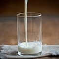 Der Discounter Aldi hat am Dienstag seine Milchpreise erhöht. Andere Ketten wollen jetzt nachziehen. Symbolfoto: Pezibear/pixabay.com