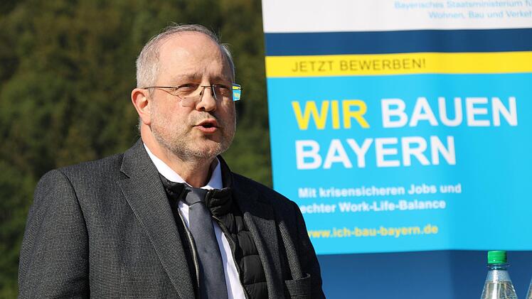 Michael Fuchs, Leiter des Staatlichen Bauamts Schweinfurt, eröffnet die Feier zum Abschluss der Bauarbeiten. Foto: Ulrike Müller