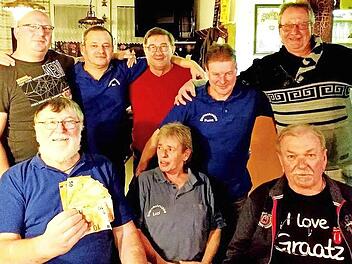 Der Marktgraitzer Stammtisch mit Initiator Bernhard Gesslein (sitzend ganz links) nach dem Übergabegespräch mit BR1-Moderator Uwe Erdelt