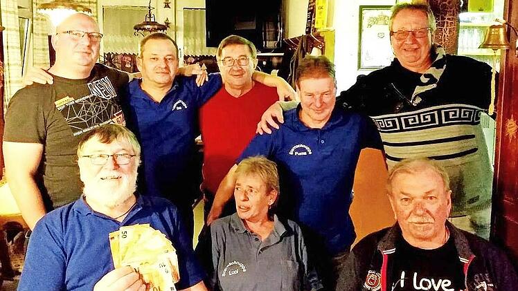 Der Marktgraitzer Stammtisch mit Initiator Bernhard Gesslein (sitzend ganz links) nach dem Übergabegespräch mit BR1-Moderator Uwe Erdelt