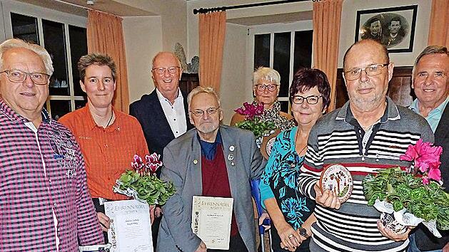 Erster B&uuml;rgermeister Harald Michel (l.), Vorsitzender Gerhard Schicker (Dritter v. l.) und Kreisvorsitzender G&uuml;nter Reif (r.) freuen sich mit den Geehrten: (v. l.) Andrea Jahnke, Werner Reinfeld sowie Marion Brendel-Weis, Barbara und Axel Poppe