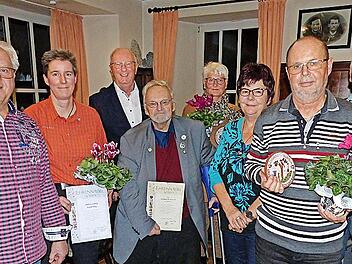 Erster Bürgermeister Harald Michel (l.), Vorsitzender Gerhard Schicker (Dritter v. l.) und Kreisvorsitzender Günter Reif (r.) freuen sich mit den Geehrten: (v. l.) Andrea Jahnke, Werner Reinfeld sowie Marion Brendel-Weis, Barbara und Axel Poppe