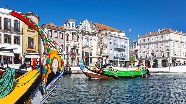 Aveiro Portugal Venedig Portugals Kan&auml;le Moliceiro-Boote Ria de Aveiro Costa Nova gestreifte H&auml;user Palheiros Leuchtturm Farol da Barra Atlantikk&uuml;ste Jugendstil Art Nouveau Ovos Moles Salzwasserlagune Salinen Naturschutzgebiet Praia da Barra Str&auml;nde Altstadt historisches Zentrum bunte Boote K&uuml;stenstadt Porto Lissabon Reiseziel Geheimtipp Slow Travel authentisch g&uuml;nstig