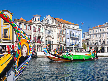 Aveiro Portugal Venedig Portugals Kan&auml;le Moliceiro-Boote Ria de Aveiro Costa Nova gestreifte H&auml;user Palheiros Leuchtturm Farol da Barra Atlantikk&uuml;ste Jugendstil Art Nouveau Ovos Moles Salzwasserlagune Salinen Naturschutzgebiet Praia da Barra Str&auml;nde Altstadt historisches Zentrum bunte Boote K&uuml;stenstadt Porto Lissabon Reiseziel Geheimtipp Slow Travel authentisch g&uuml;nstig