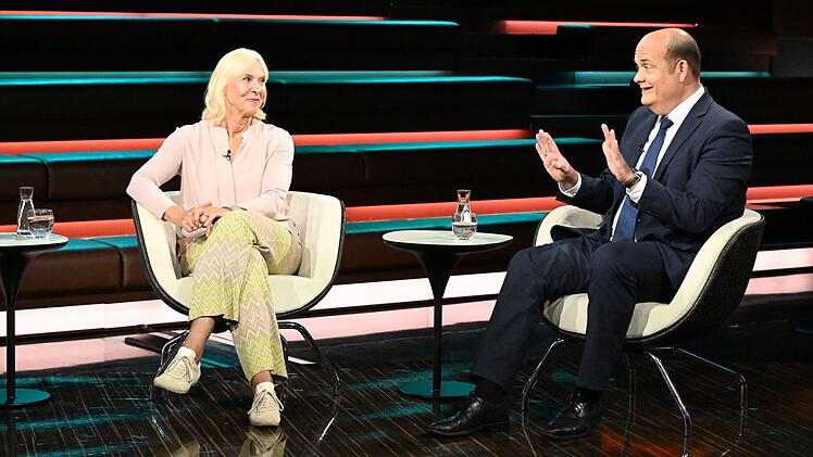 Journalist Robin Alexander erkl&auml;rte, dass der Fu&szlig;ball f&uuml;r Politiker auch eine Art "Popularit&auml;tsressource" sei.