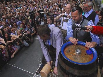 Über zu wenige Zuschauer konnte sich der neue Erlanger OB Florian Janik bei seinem ersten Bieranstich auf dem Berg nicht beklagen. Fotos: Michael Busch