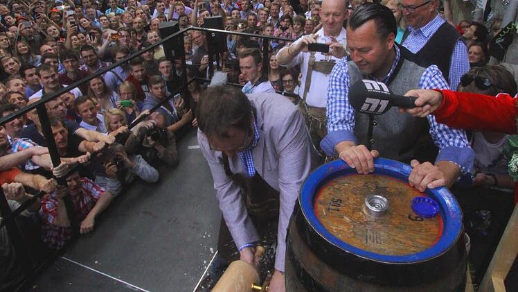 Über zu wenige Zuschauer konnte sich der neue Erlanger OB Florian Janik bei seinem ersten Bieranstich auf dem Berg nicht beklagen. Fotos: Michael Busch