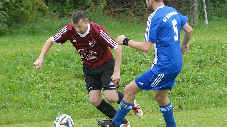 Der SV Hetzles (rote Trikots) behauptete sich mit 1:0 gegen den SV Mittelehrenbach.  Foto: herzopress