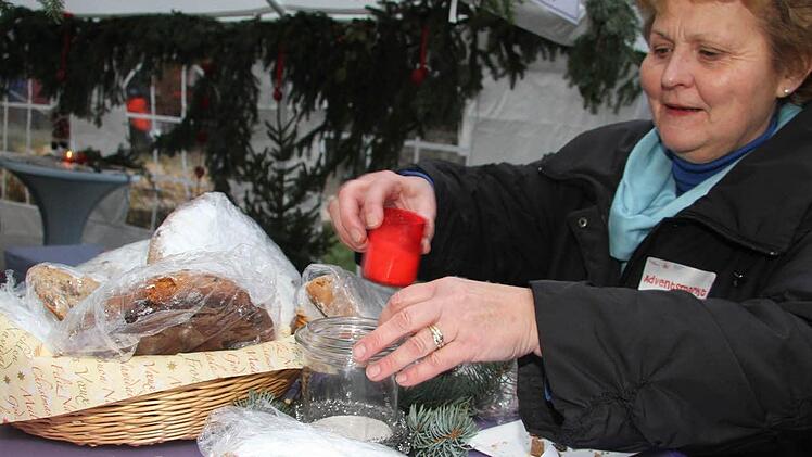 Pia Schmidt und Christstollen. Foto: Sonja Adam