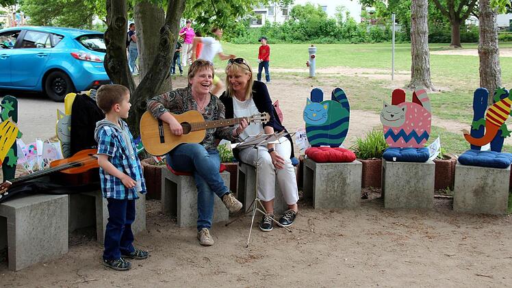 Im grünen Klassenzimmer werden neue religiöse Lieder angestimmt.