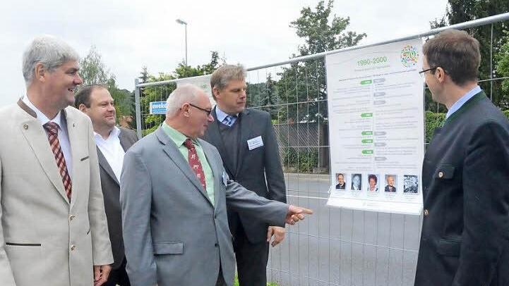 Beim Rundgang durch die Dokumentation 70 Jahre BBV (von links): Hermann Greif (BBV-Präsident Oberfranken), Harald Köppel (Geschäftsführer BBV Kronach-Kulmbach-Bayreuth), Erwin Schwarz (Kreisobmann), Klaus Siegelin (stellvertretender Kreisobmann), Markus Wich (3. Bürgermeister von Kronach). Foto: eh