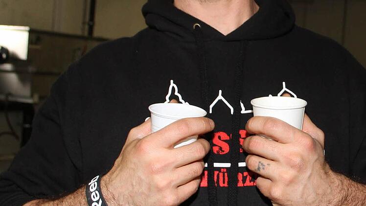 Piet Arlt (27) ist Fitnesstrainer in Würzburg. Der 27jährige mit den Super-Muskeln nimmt vor dem Wettkampf einen Eiweißdrink - und einen Kaffee zu sich.  Foto: Sonja Adam