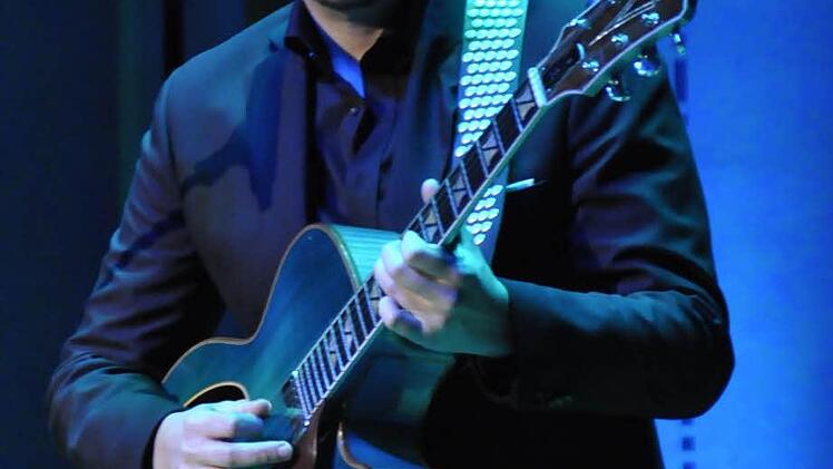 Torsten Goods an der Gitarre.  Foto: Peter Klopf