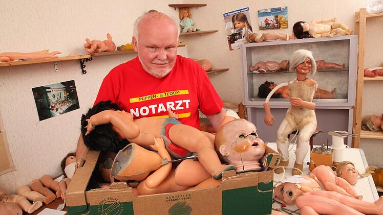 Günter Geier als Puppendoktor  Foto: Barbara Herbst