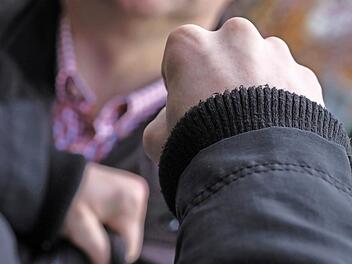 Nicht nur mit Fäusten, sondern auch mit den Füßen sollen die Beschuldigten ihr 14-jähriges Opfer malträtiert haben. Zudem war eine zerbrochene Flasche im Spiel. Das Jugend-Schöffengericht in Haßfurt sprach jetzt das Urteil zu dem Vorfall in Eltmann.  Symbolfoto: Christopher Schulz