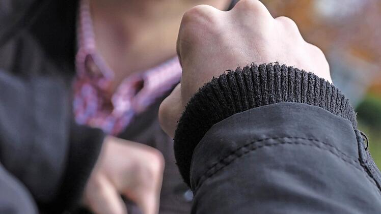 Nicht nur mit Fäusten, sondern auch mit den Füßen sollen die Beschuldigten ihr 14-jähriges Opfer malträtiert haben. Zudem war eine zerbrochene Flasche im Spiel. Das Jugend-Schöffengericht in Haßfurt sprach jetzt das Urteil zu dem Vorfall in Eltmann.  Symbolfoto: Christopher Schulz