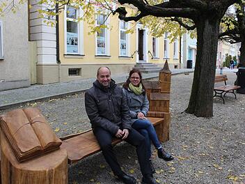 Auf die Sage vom Stadtwald bezieht sich die Holzskulptur unter den Linden. Praktisch, dass man darauf auch sitzen kann. Im Bild Bürgermeister Johannes Krapp und seine Stellvertreterin Patricia Hanika Evi Seeger