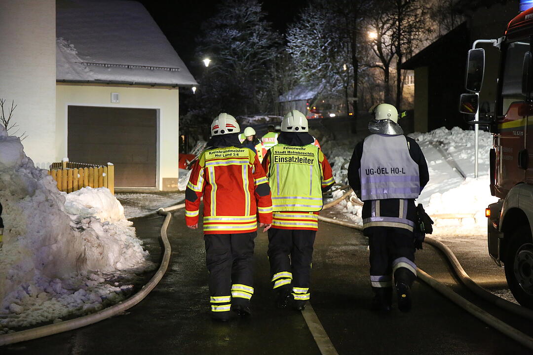 Dachstuhlbrand nahe Helmbrechts in Oberfranken hält Feuerwehr in Atem
