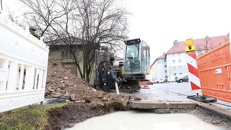 Von der Andreas-Limmer-Straße aus bahnt ein Spezialbohrer den Rohren einen Weg unter dem Kronach-Fluss hindurch. Foto: Marian Hamacher