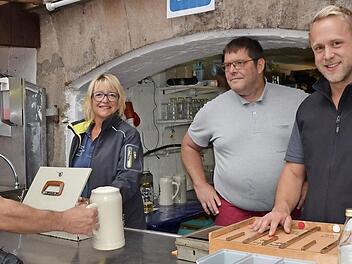 Gundi Baier ist die neue Wirtin am Heller-Keller. Unser Foto zeigt sie mit Sohn Johannes (rechts), ihrem Lebensgefährten Bernd sowie Roland Güßregen (links), einem langjährigen Kellner.  Foto: Bernhard Panzer