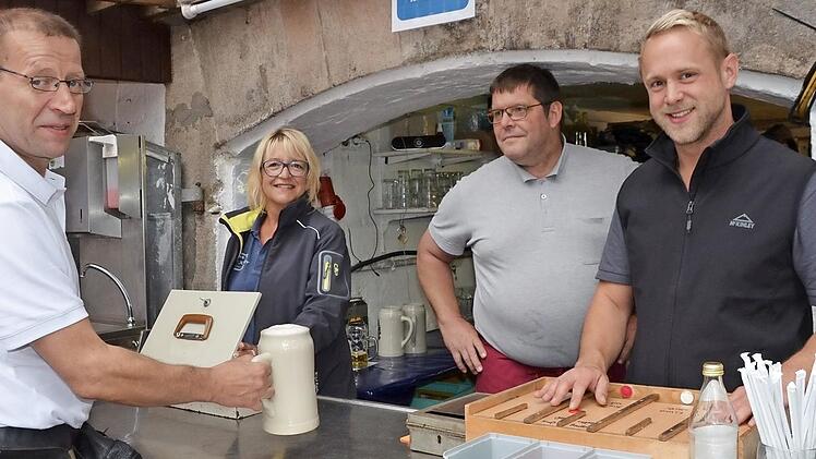 Gundi Baier ist die neue Wirtin am Heller-Keller. Unser Foto zeigt sie mit Sohn Johannes (rechts), ihrem Lebensgefährten Bernd sowie Roland Güßregen (links), einem langjährigen Kellner.  Foto: Bernhard Panzer