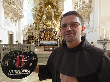Pater Flavian Josef Michali mit der FCN-Uhr in der Basilika Zur  heiligen Dreifaltigkeit Gößweinstein. Foto: Thomas Weichert