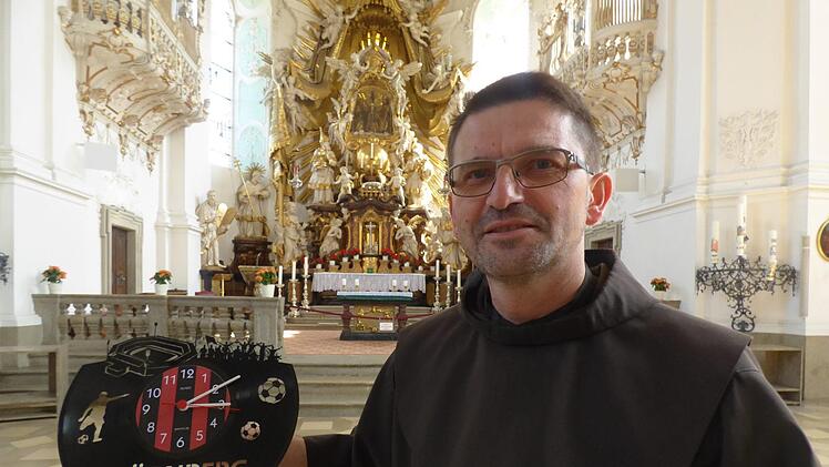 Pater Flavian Josef Michali mit der FCN-Uhr in der Basilika Zur  heiligen Dreifaltigkeit Gößweinstein. Foto: Thomas Weichert