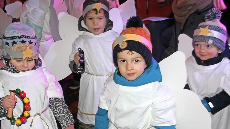 Die "kleinen Engel" ließen die Herzen der Besucher der Steinbacher Dorfweihnacht höher schlagen. Fotos: Veronika Schadeck