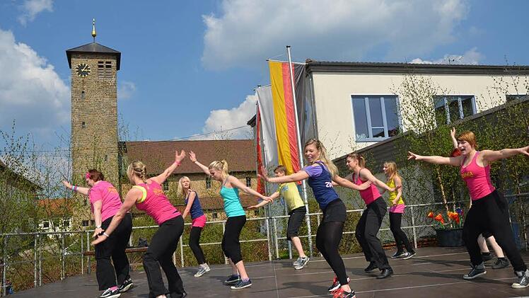 Eine Augenweide waren die schwungvollen und choreografisch abgestimmten Tänze des "fit'n'fun dance studios". Foto: K.-H. Hofmann